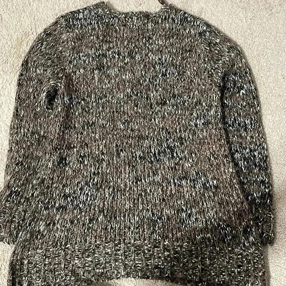 Hannah sweater size medium - Picture 4 of 4